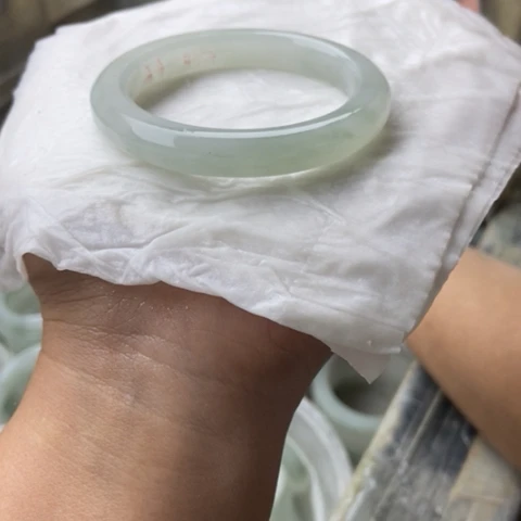 石英质玉手镯未镶嵌小**彭加工定制