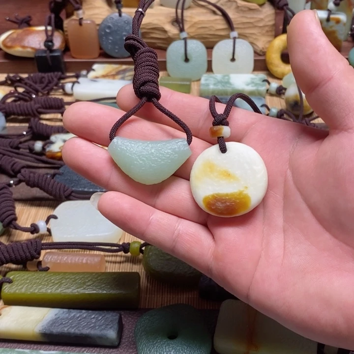 蛇纹石玉挂件未镶嵌A****。