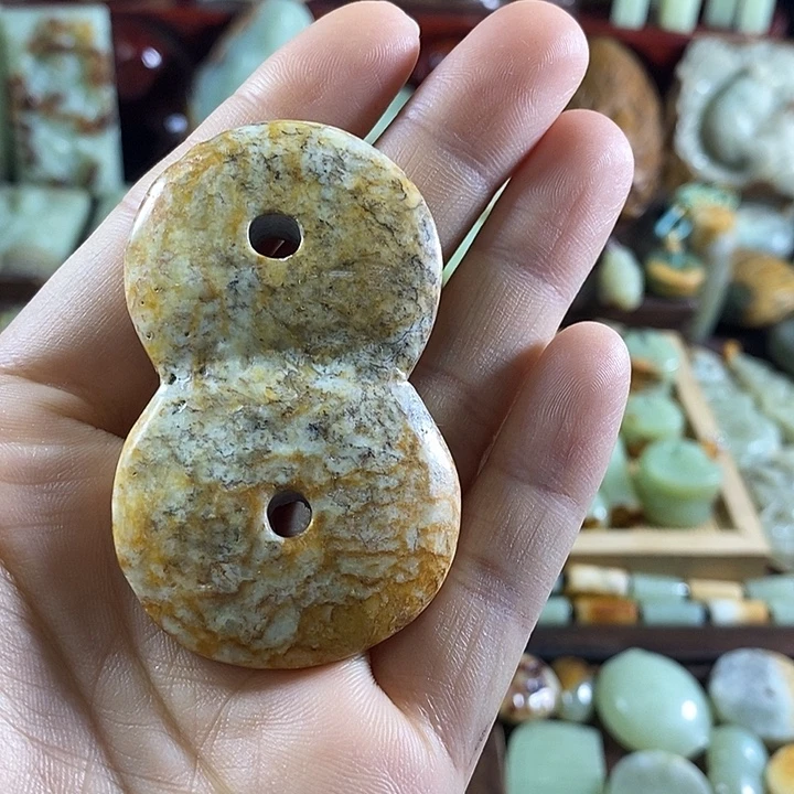 颈饰未镶嵌岫岩河磨玉（透闪石质玉）