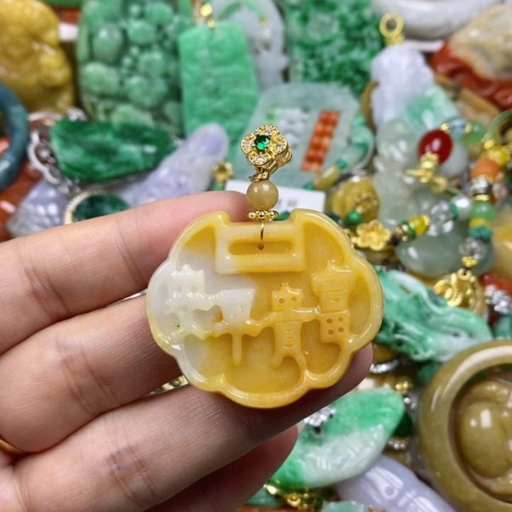 翡翠吊坠(赠链)未镶嵌