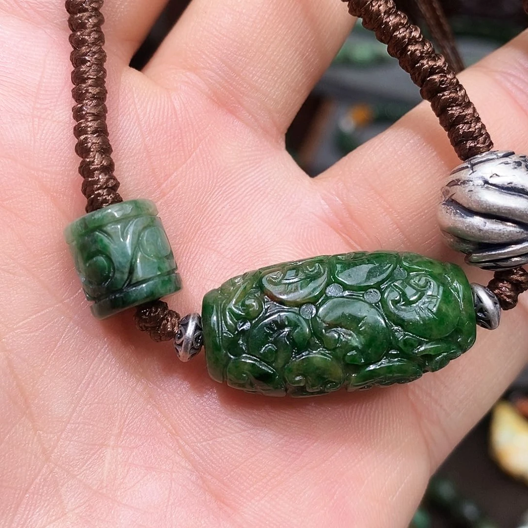 颈饰未镶嵌翡翠漂亮美眉