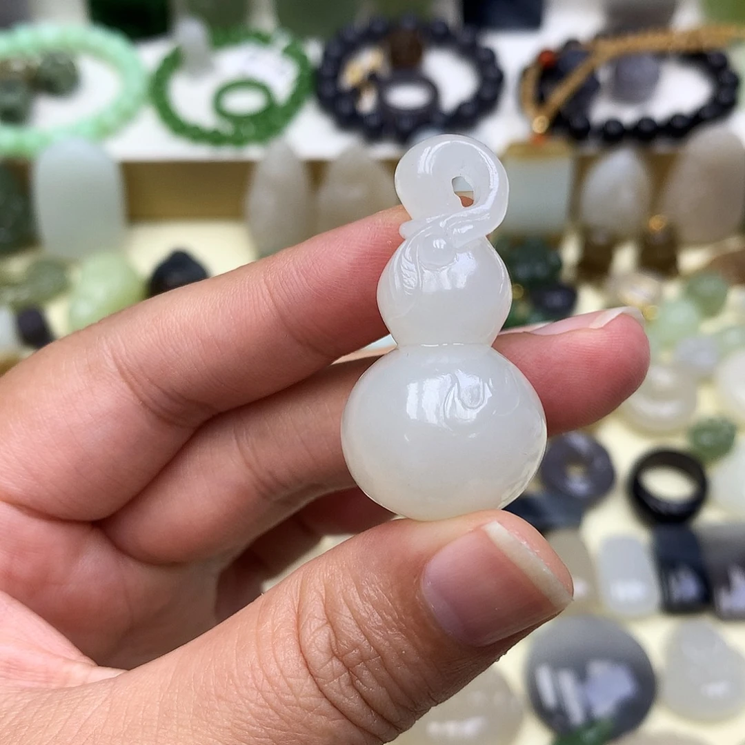 颈饰18K金镶嵌和田玉