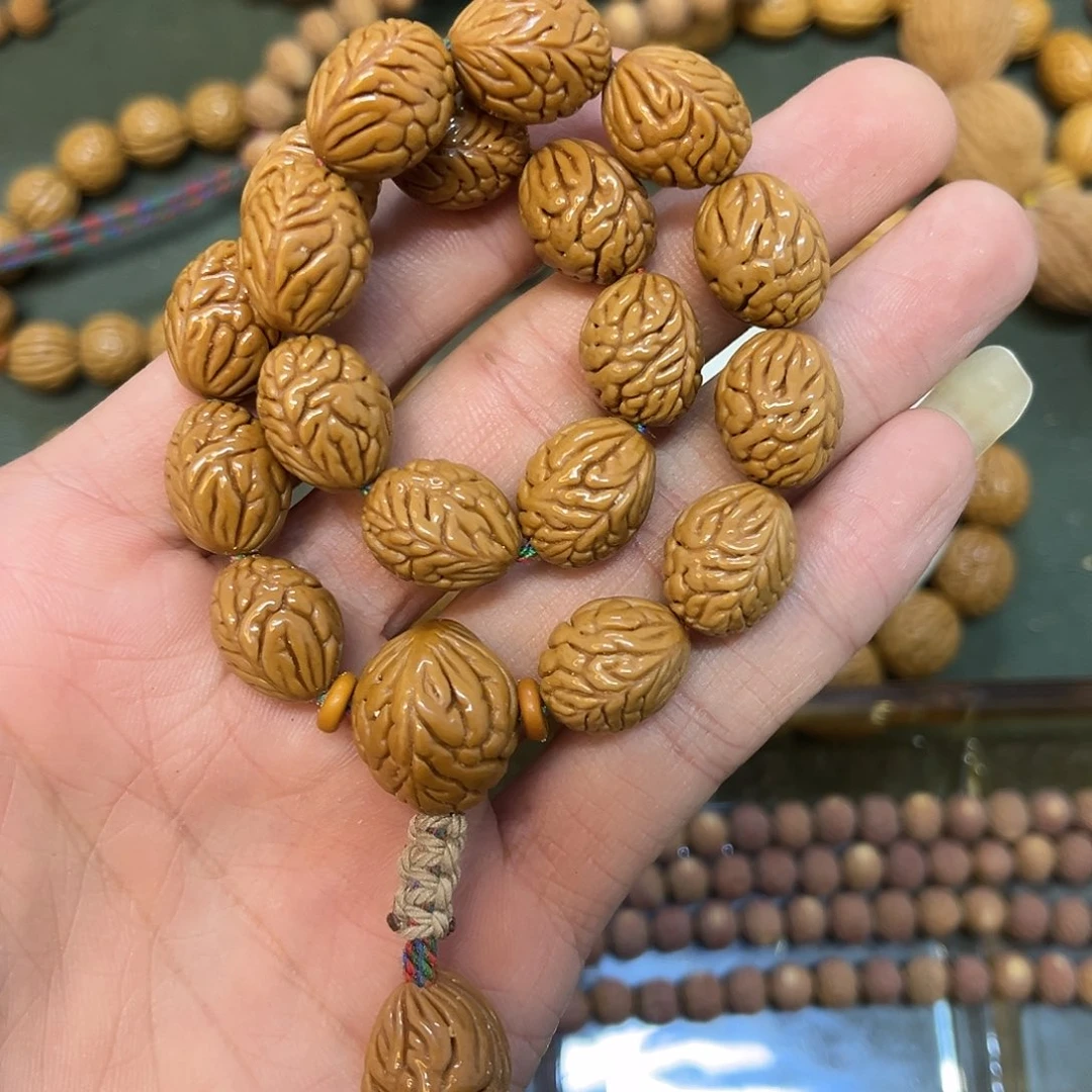 桃核手串野生桃核手串，手持，纯手工打底抛光