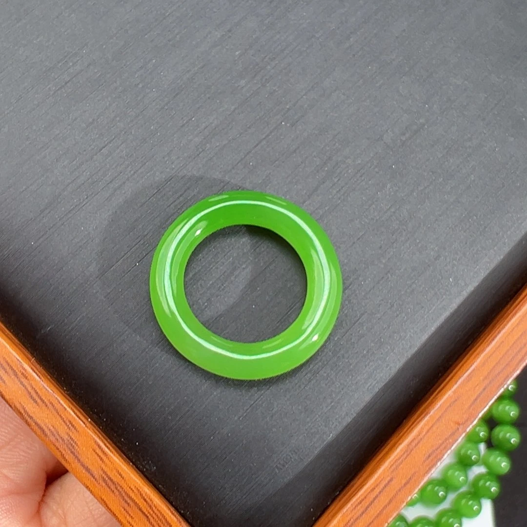 和田玉未镶嵌颈饰果绿高色玉环13.9内直径