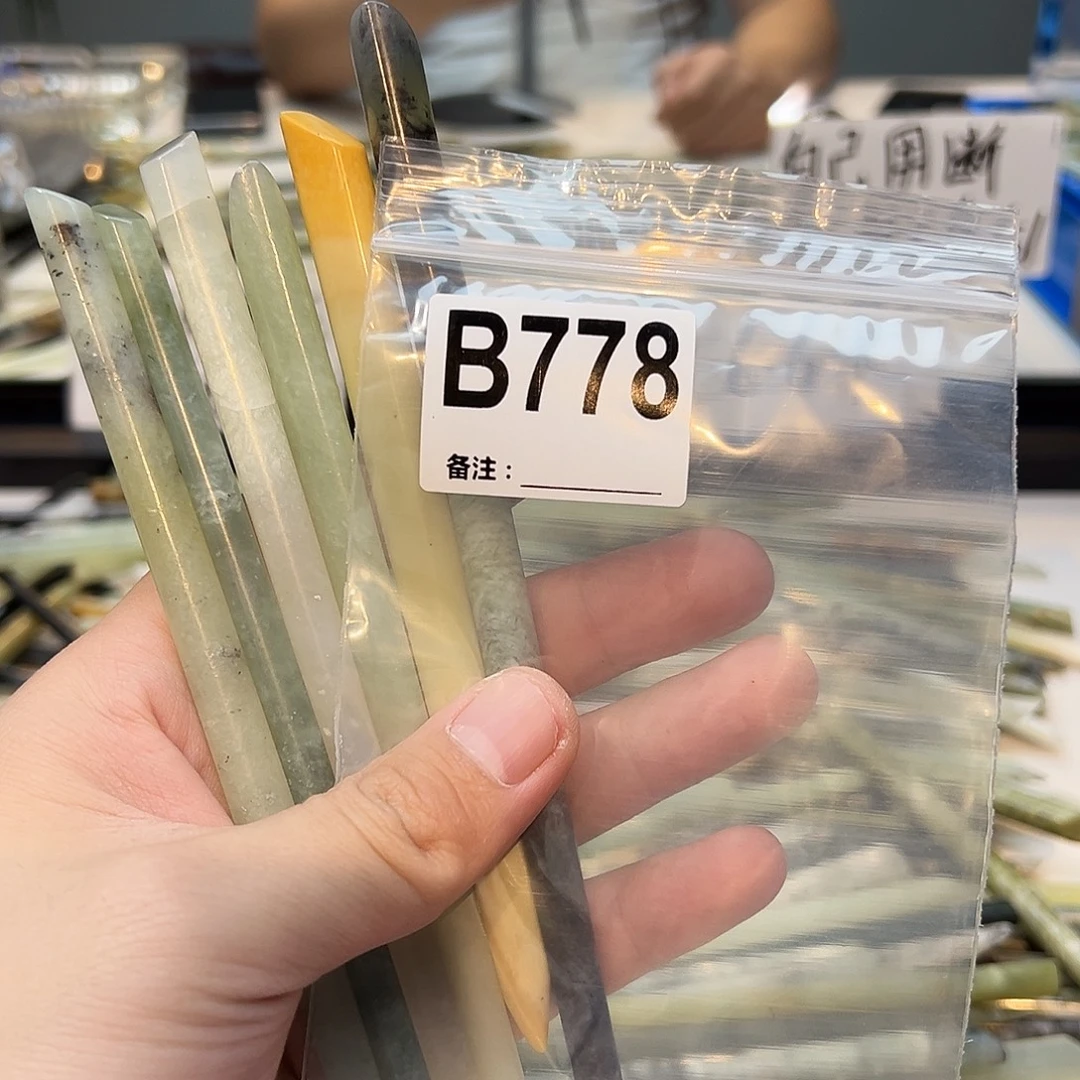 与***。未镶嵌蛇纹石玉发饰