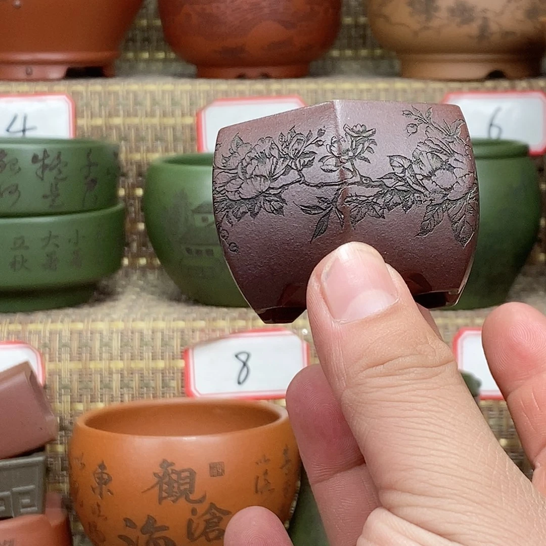 紫砂花盆弥**生在外面的