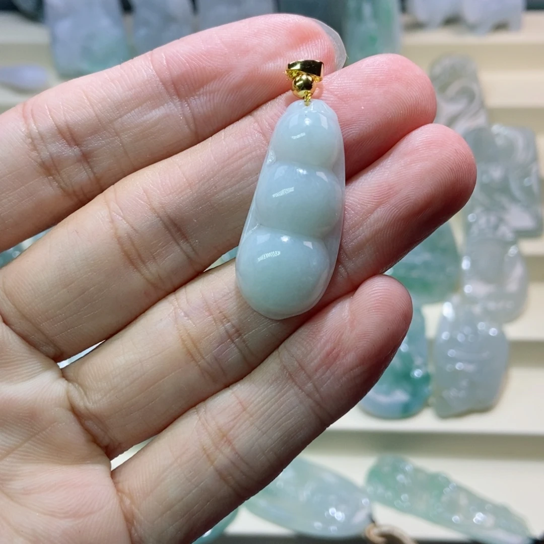 翡翠未镶嵌颈饰福豆