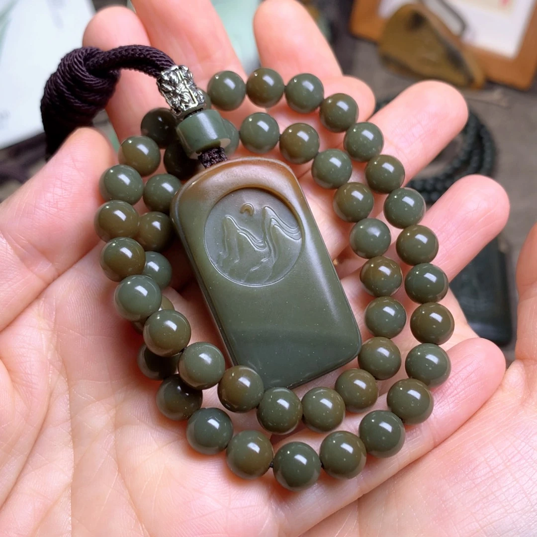 吉***柳未镶嵌岫岩河磨玉（透闪石质玉）挂件