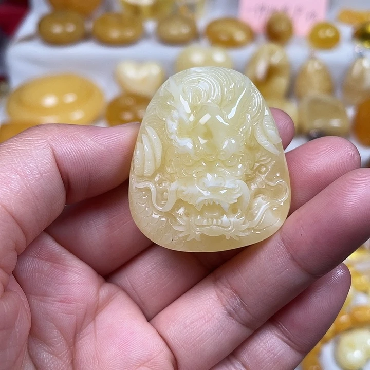 蜜蜡未镶嵌颈饰白花蜡龙牌