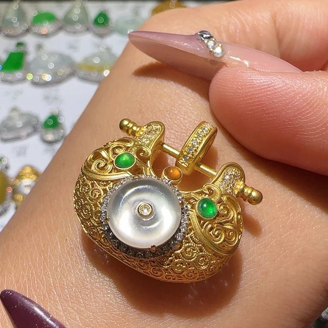 【闪购商品】颈饰18K金镶嵌翡翠天然