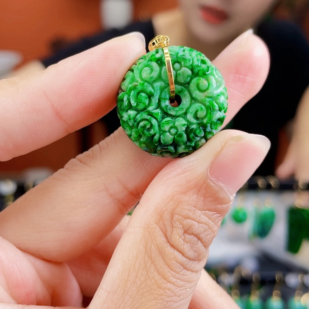 18K金镶嵌翡翠耳饰