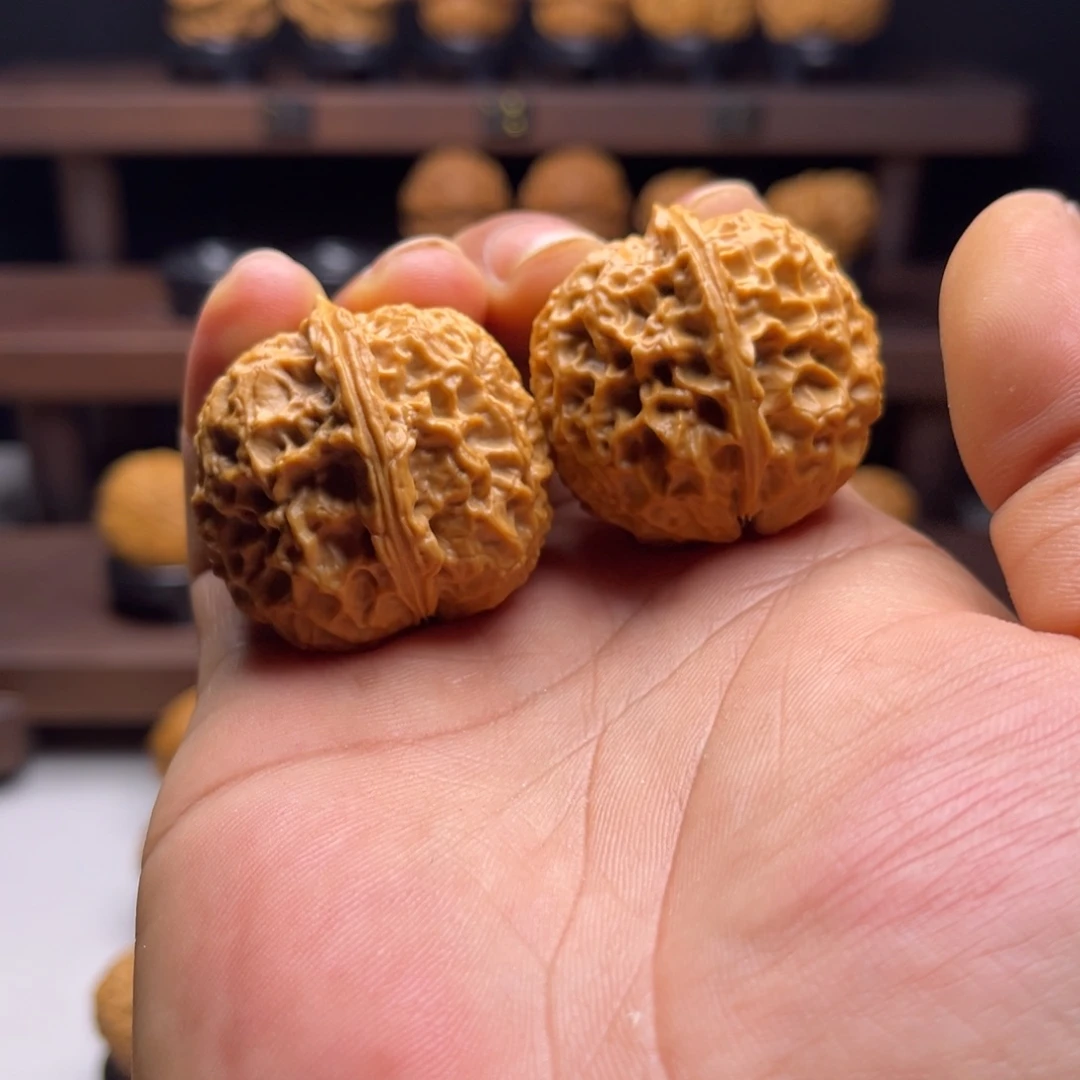 勿***文玩核桃把件珊瑚绣球