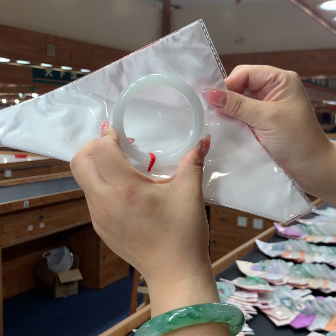 翡翠手镯未镶嵌翡翠