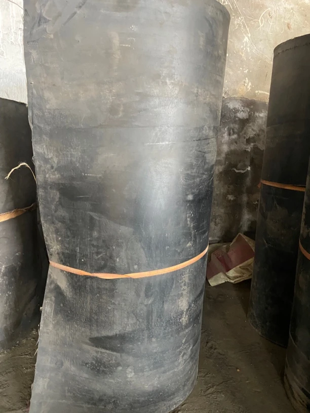 旧尼龙带1.15米左右宽5毫米厚，一面胶2层尼龙线，轻微磨损