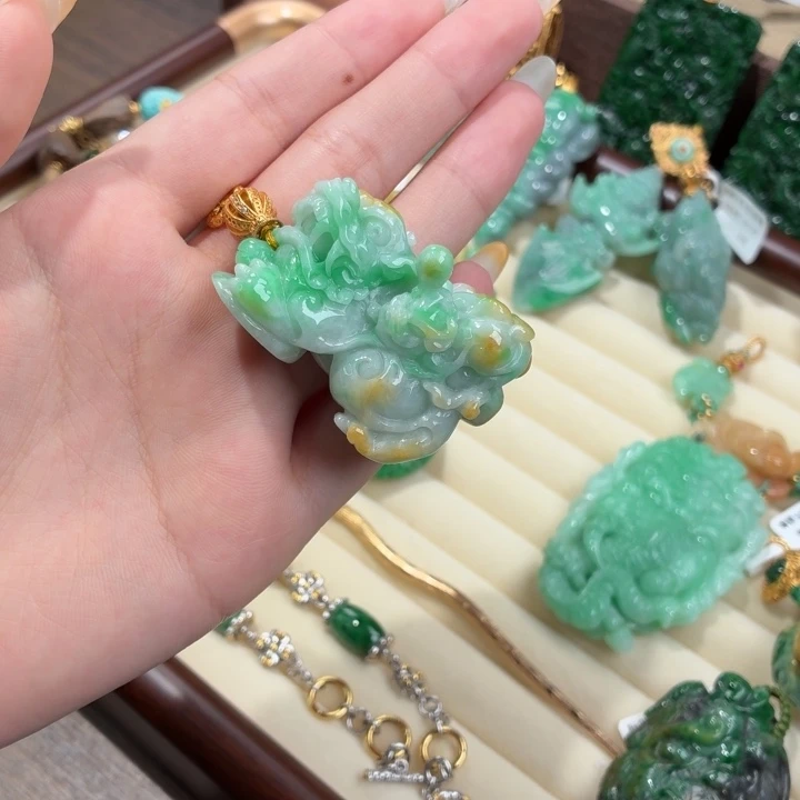 翡翠未镶嵌颈饰07