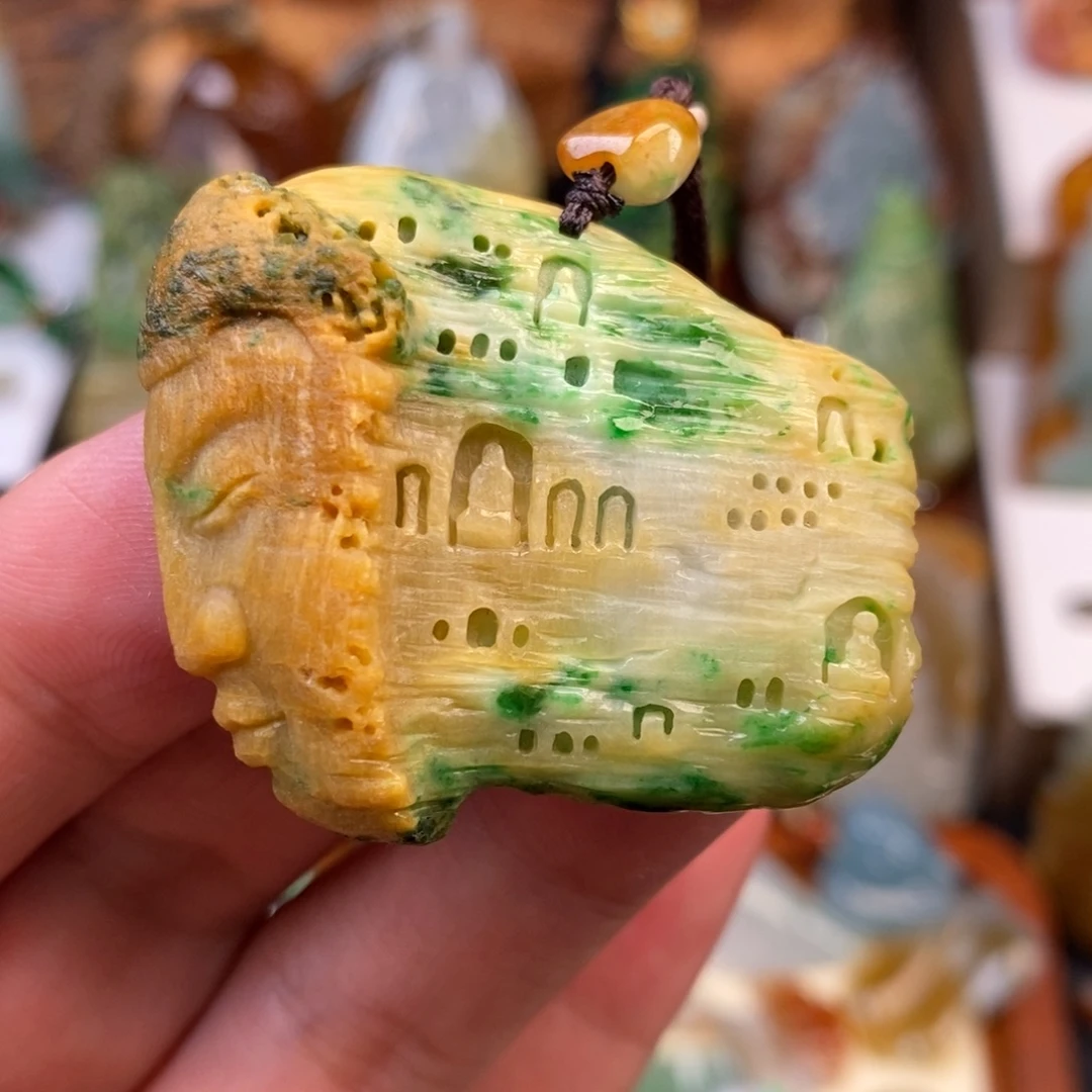 翡翠未镶嵌颈饰石窟佛