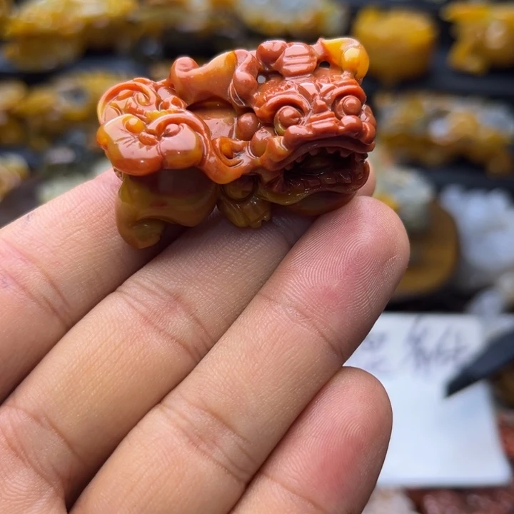 石英质玉（黄龙玉）未镶嵌颈饰