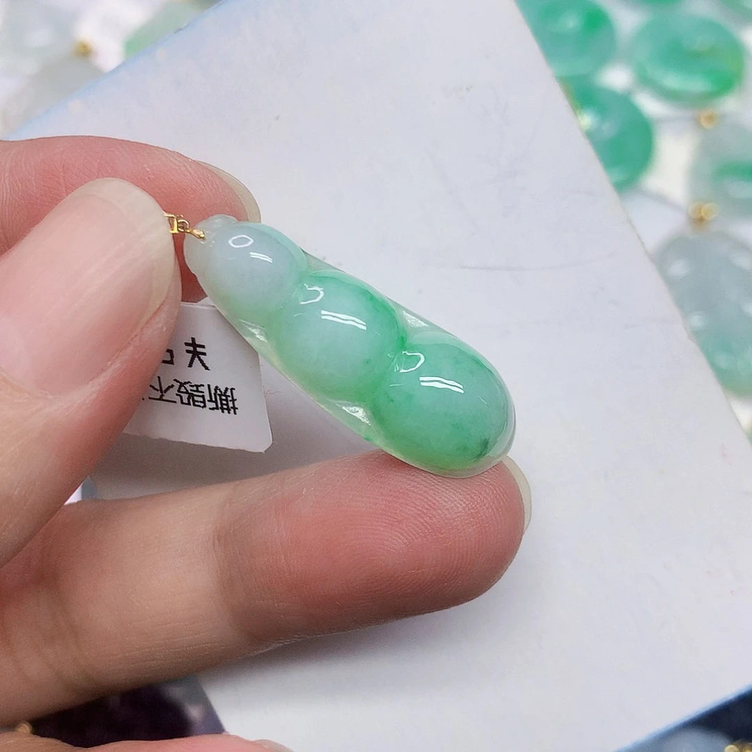 翡翠18K金镶嵌颈饰豆子