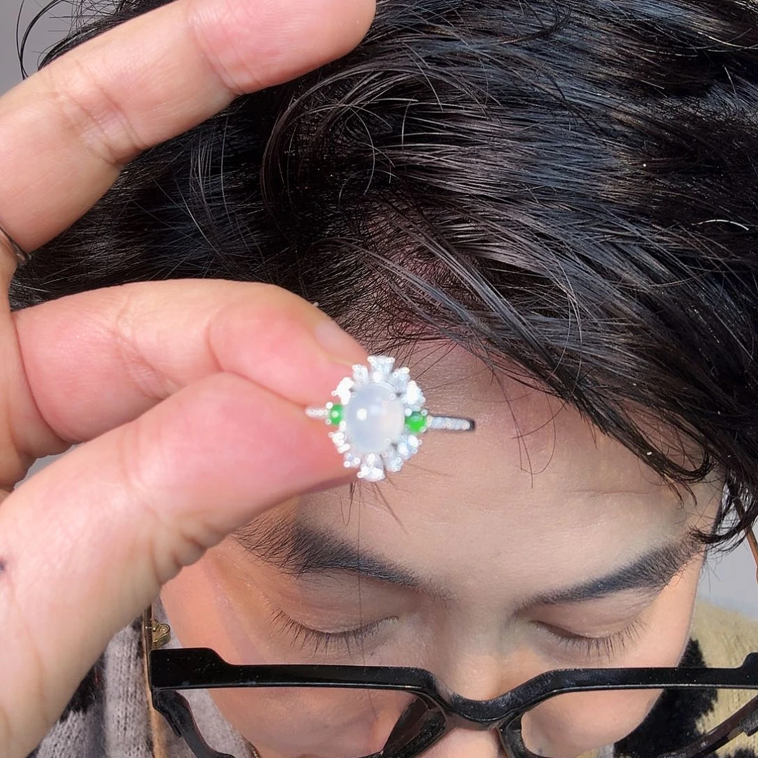 翡翠未镶嵌颈饰一件