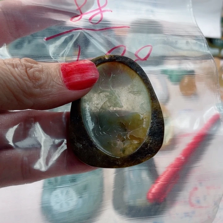 L***U翡翠未镶嵌颈饰成品