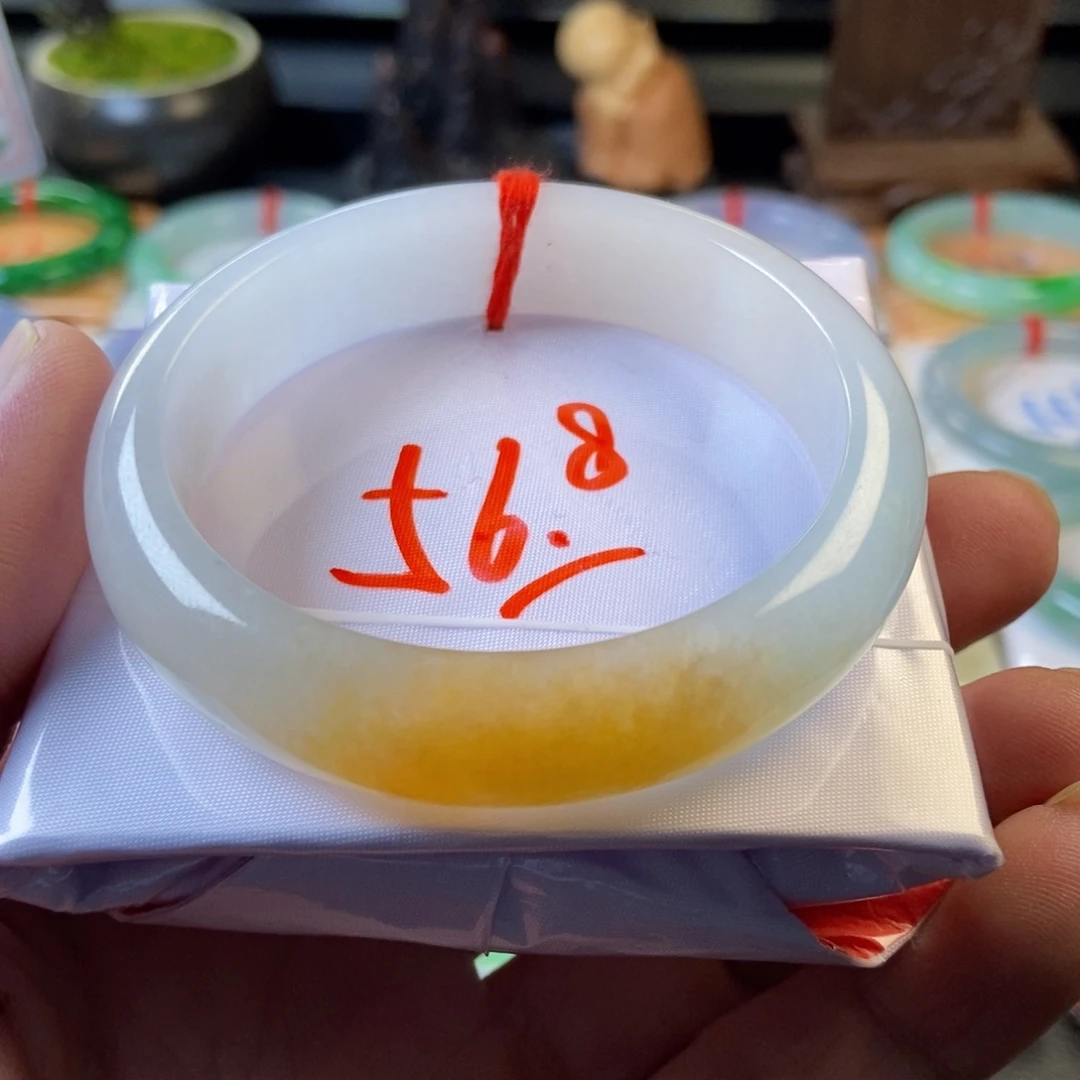 翡翠未镶嵌手镯13、宽版带黄
