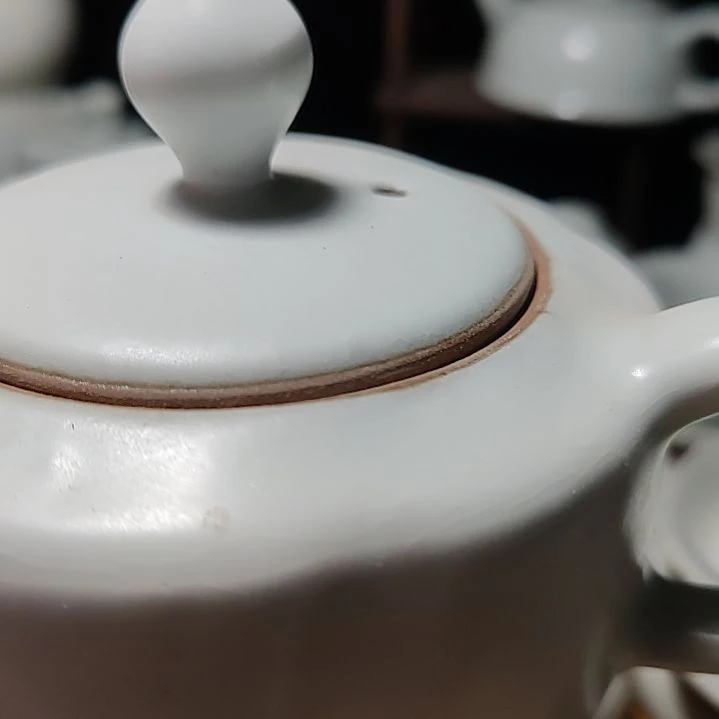 官瓷月白釉海棠壶