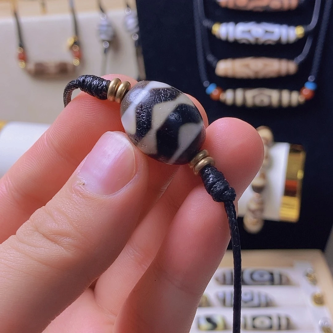 玛瑙/玉髓颈饰合金塑**人