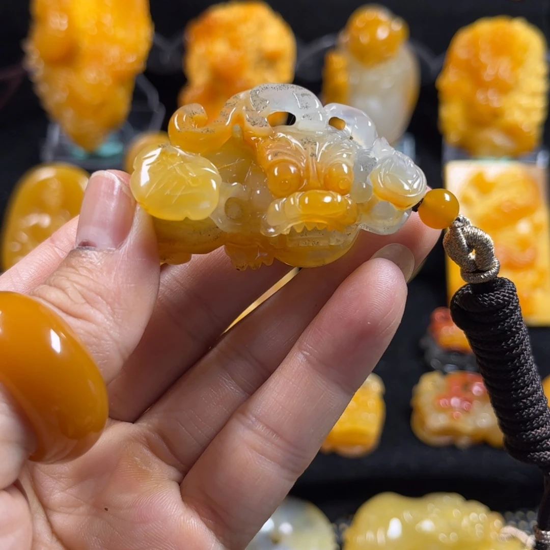 ****谓石英质玉（黄龙玉）未镶嵌貔貅