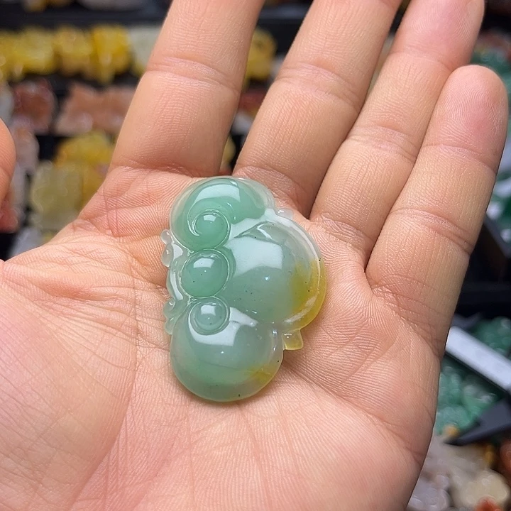 石英质玉（黄龙玉）颈饰未镶嵌