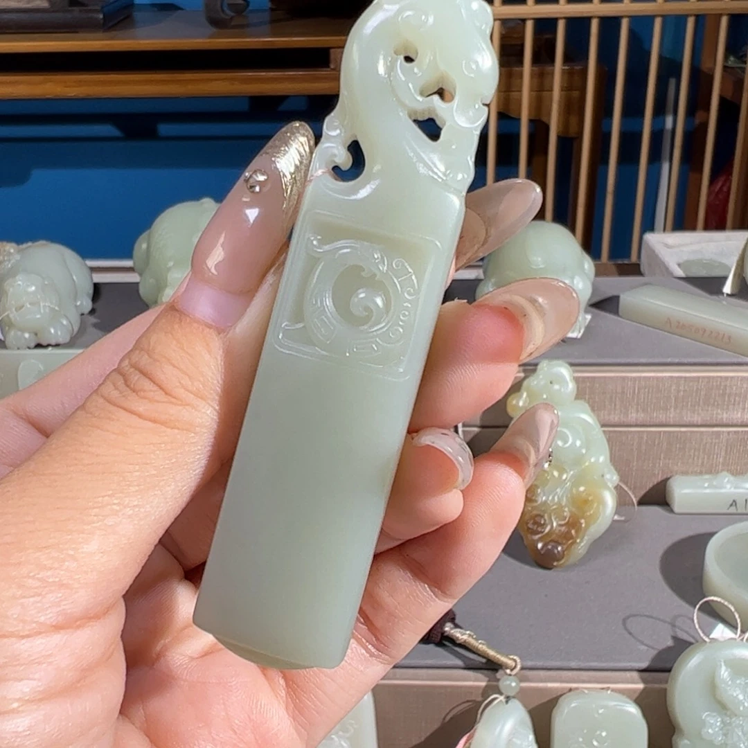 颈饰未镶嵌和田玉（糖玉）