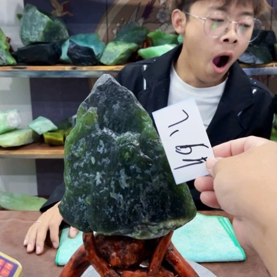 未镶嵌蛇纹石玉原石童*