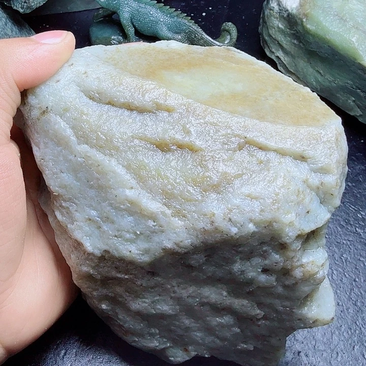 和田玉（糖玉）未镶嵌珠宝奇石束*