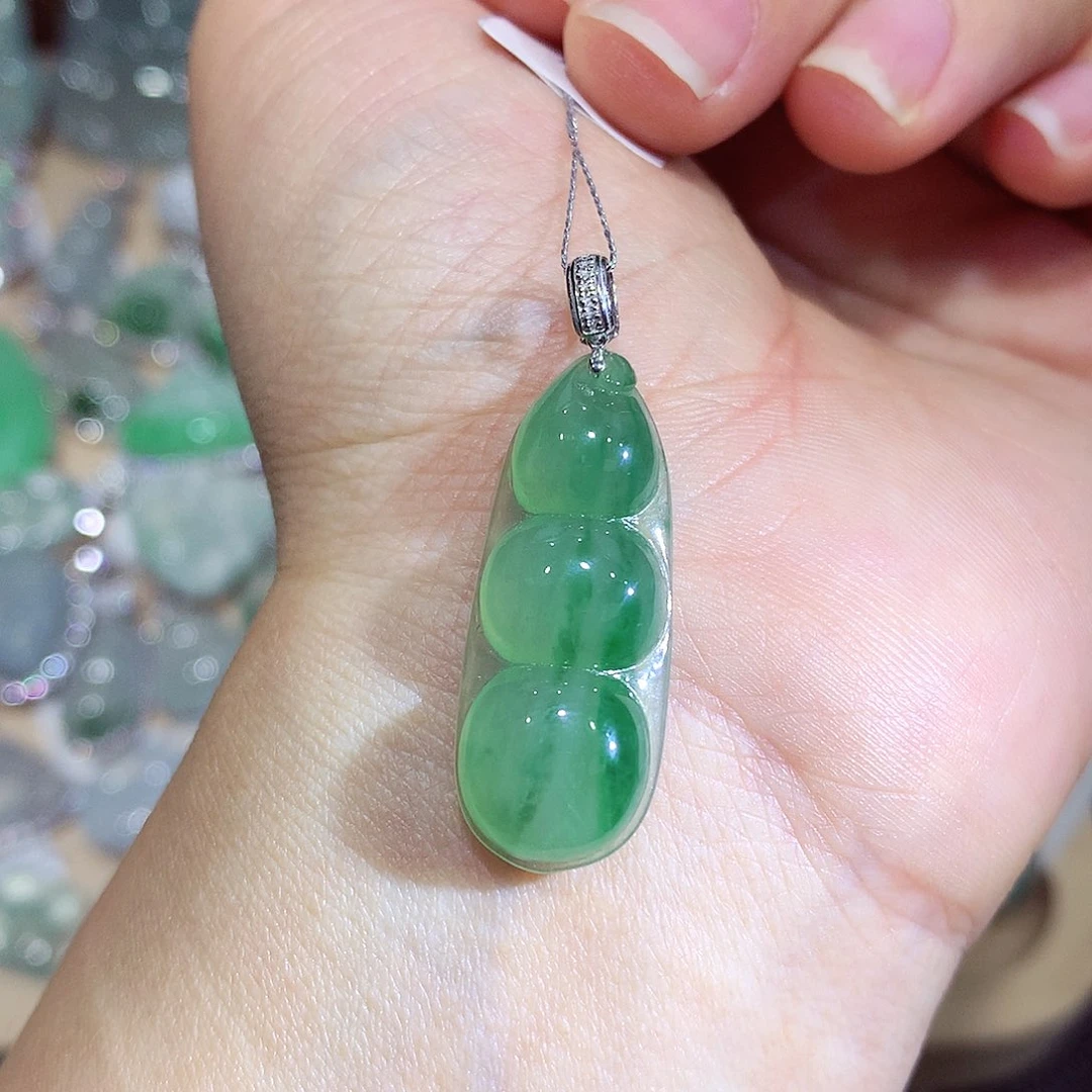 翡翠18K金镶嵌颈饰豆子