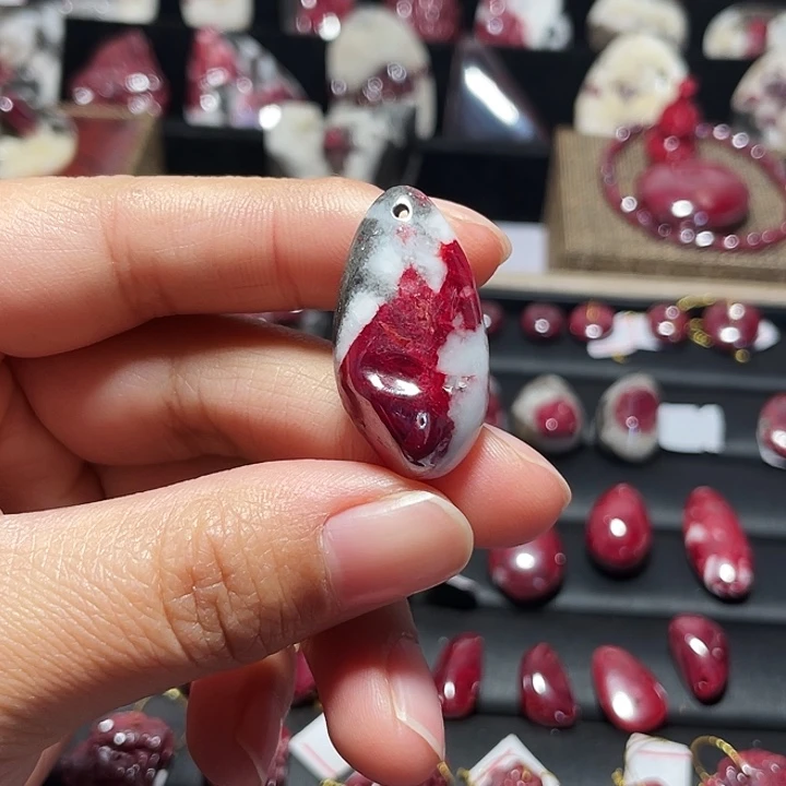 天然辰砂原石晶体吊坠