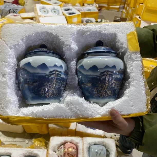 青花山水陶瓷茶叶罐2个