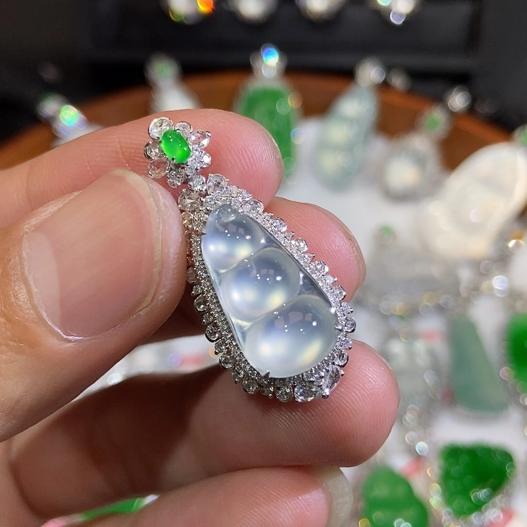 颈饰18K金镶嵌翡翠