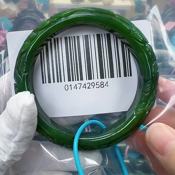 婉***儿和田玉未镶嵌手镯包容5859