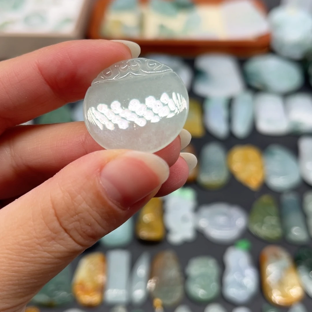 翡翠未镶嵌颈饰无事牌