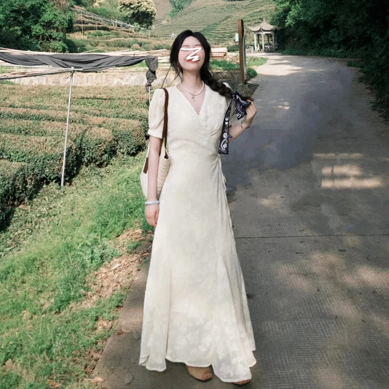 1982茶歇法式白色连衣裙子女夏季新款提花设计感小众气质V领长裙