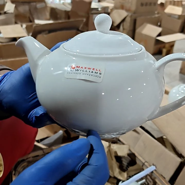 瓷片盘子碗茶壶啥都有