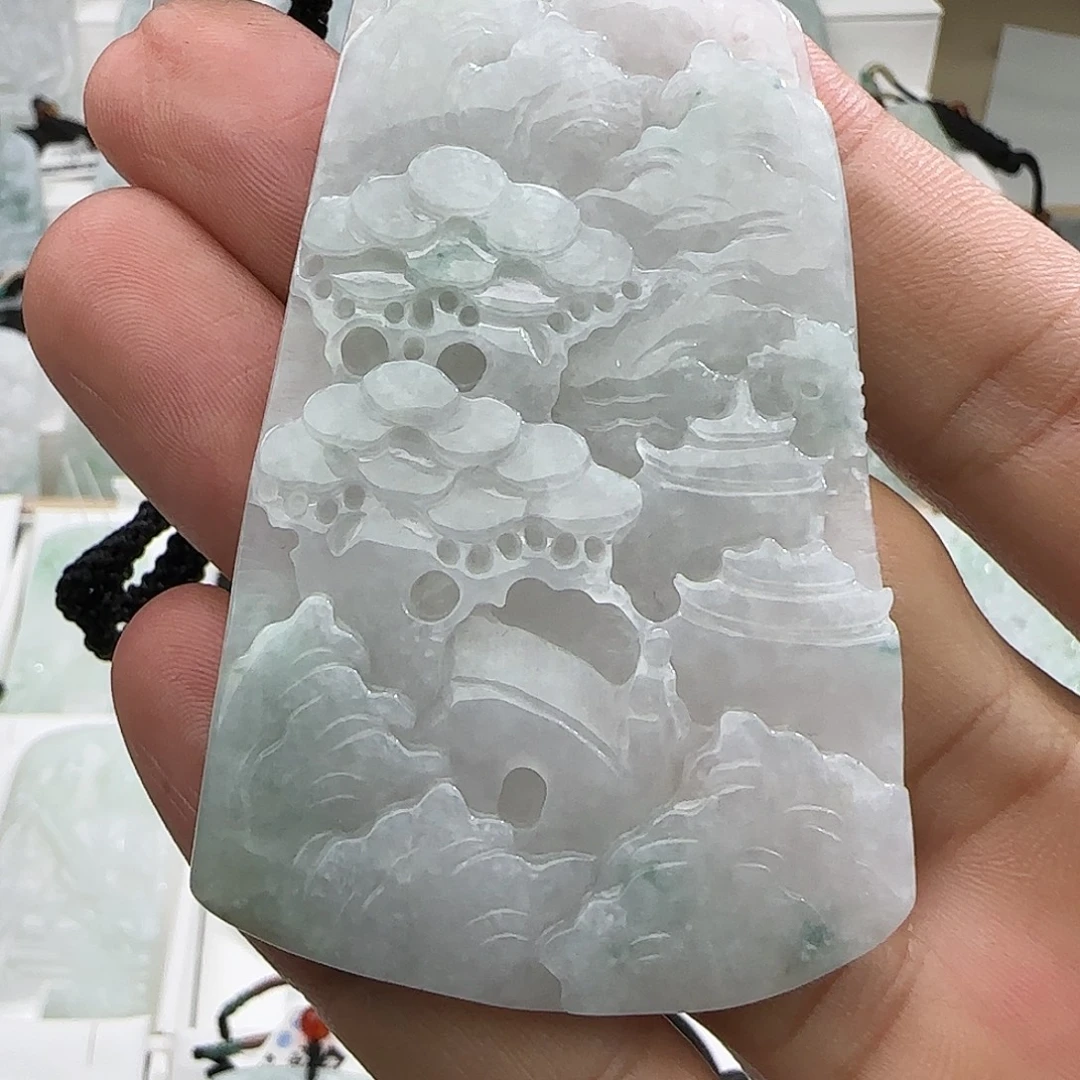 司***剪翡翠未镶嵌颈饰翡翠