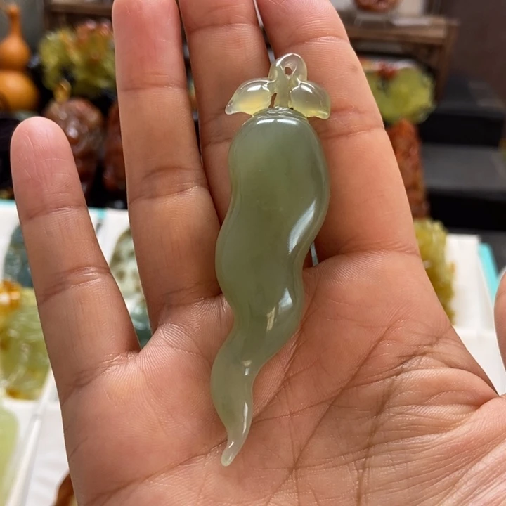 蛇纹石玉未镶嵌颈饰