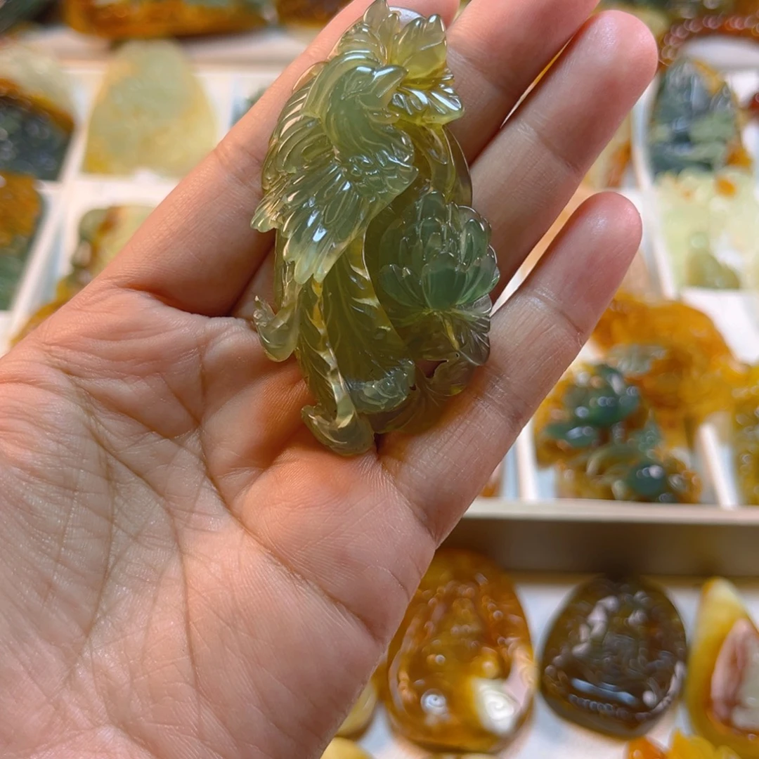 小***西未镶嵌蛇纹石玉颈饰