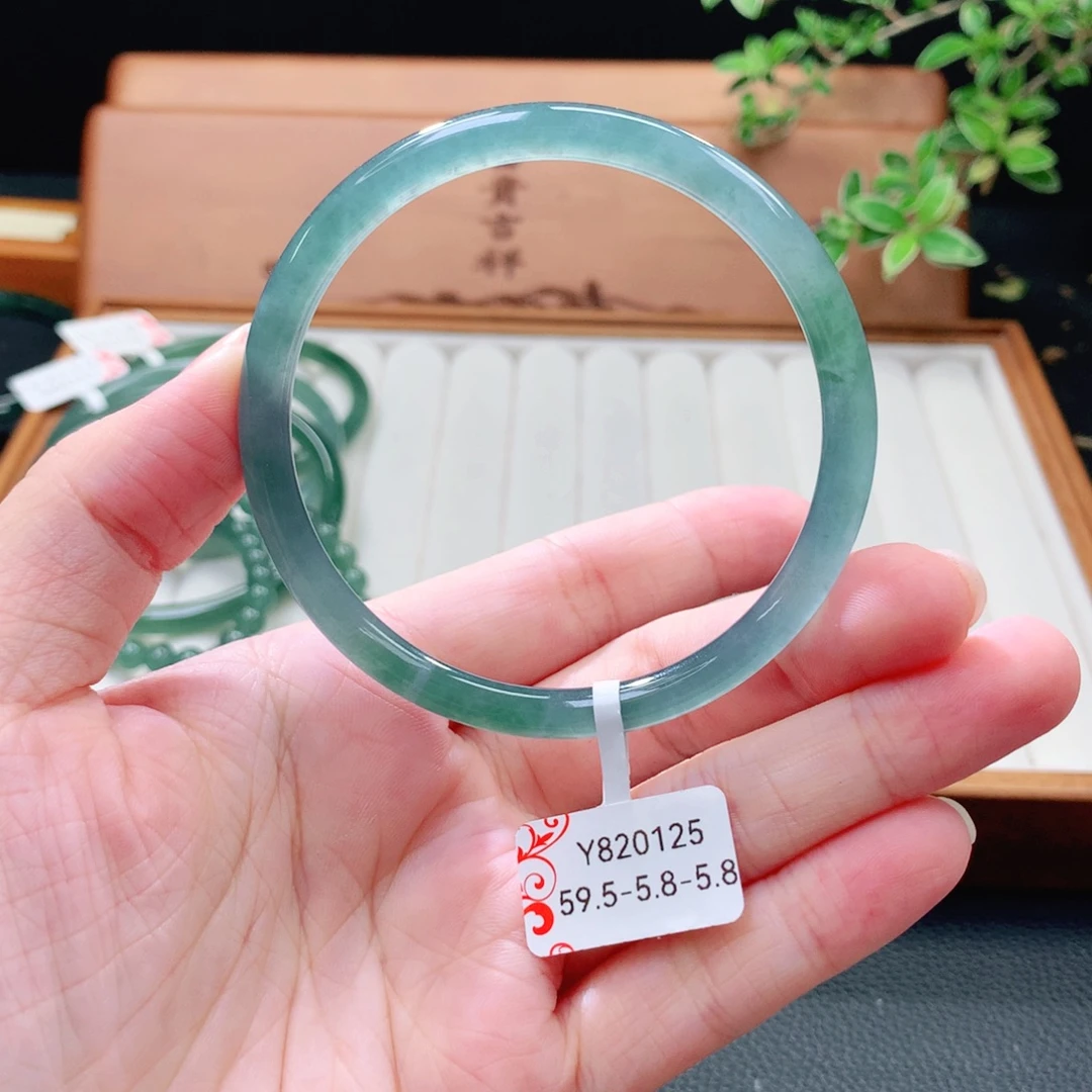 翡翠未镶嵌手镯（圆镯）