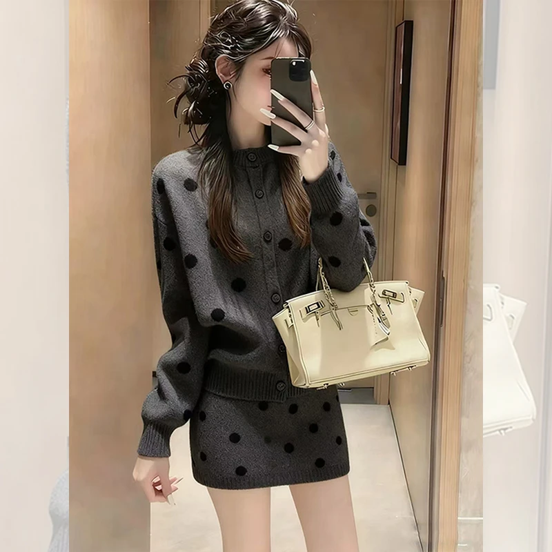 冬季炸街一整套女装洋气衣服灰色波点针织开衫毛衣半身裙两件套装