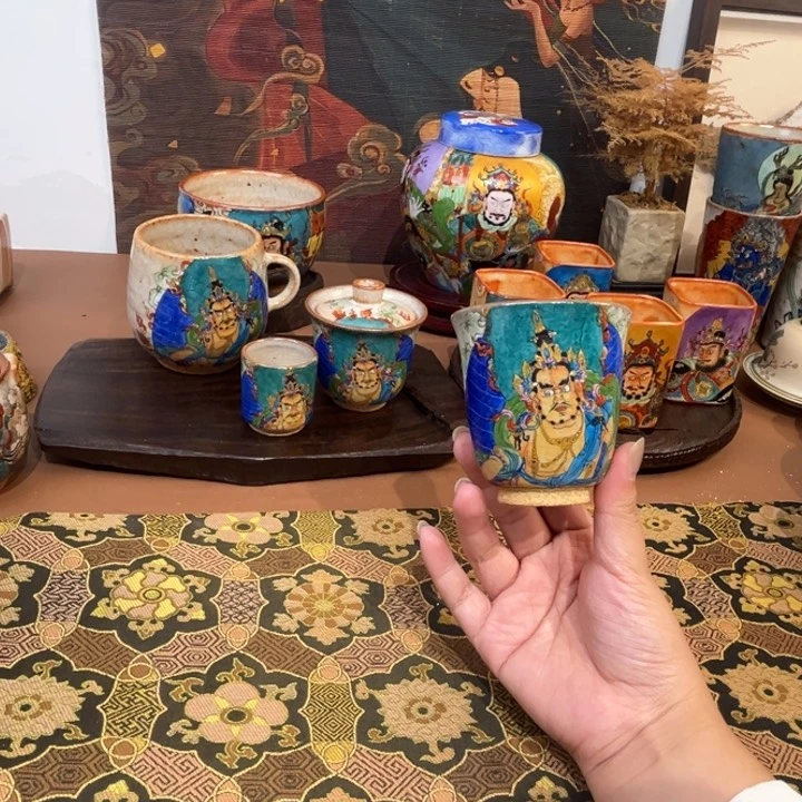 手工手绘黄财神茶杯