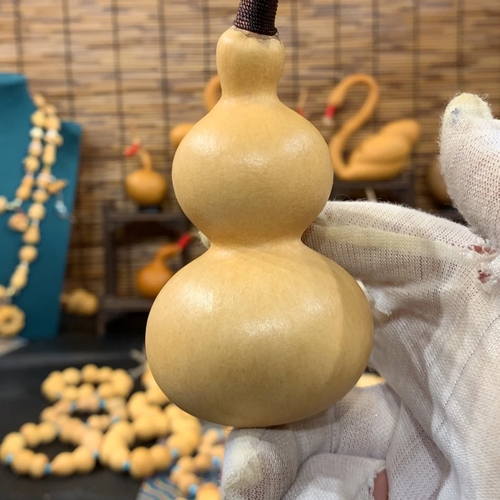 奶盖在床底下躺在了被蚊子抓