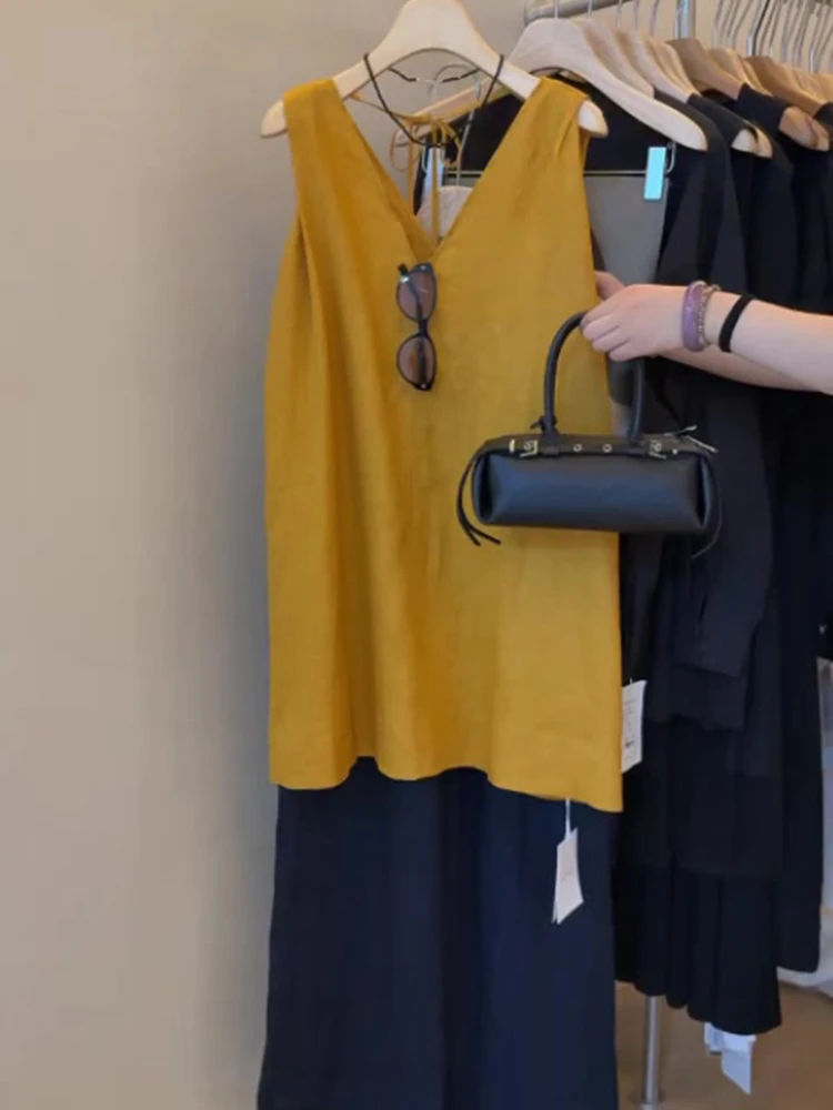2025夏季大码法式复古黄色V领无袖背心女设计感小众别致绝美上衣