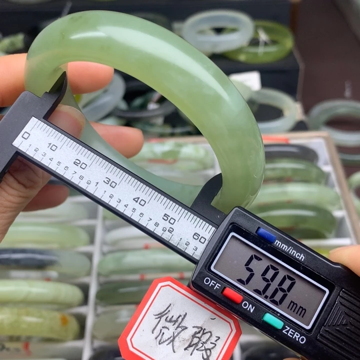 蛇纹石玉未镶嵌手镯929