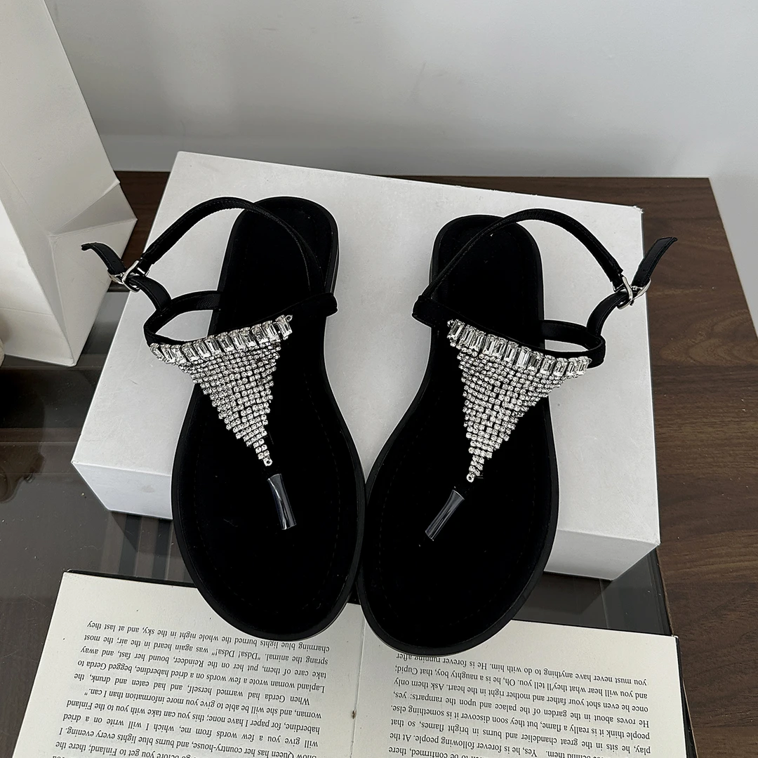 水钻平底夹趾罗马凉鞋女2025新款夏外穿小众时尚高级设计感配裙子